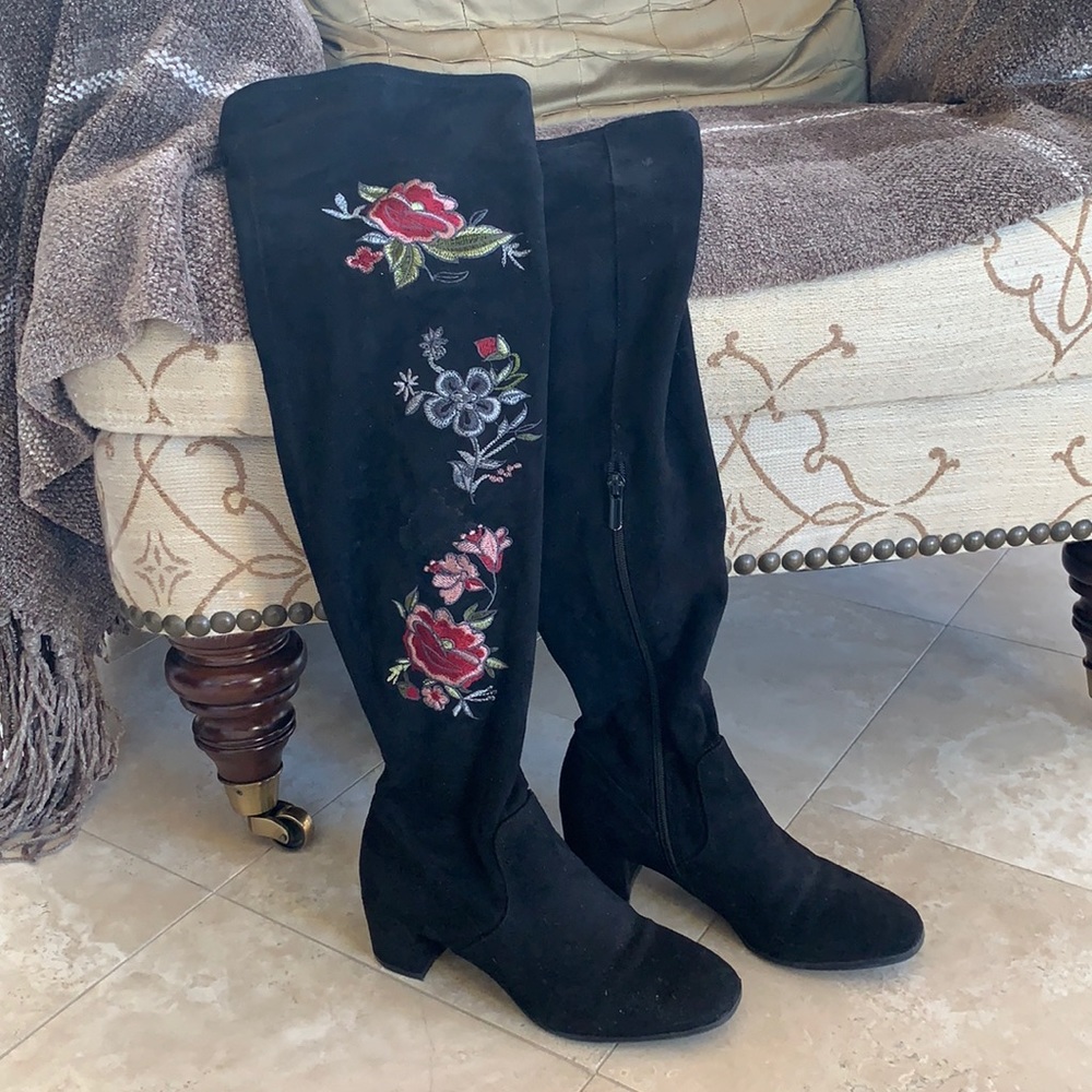 Embroidered low heel black suede boots